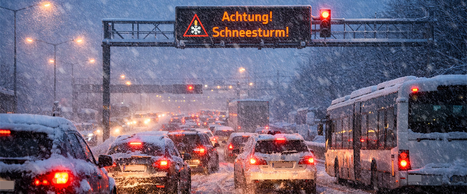 Titelbild zum Artikel Bei Blitzeis und Schnee zur Arbeit rutschen: Was gilt für Beschäftigte bei Extremwetterlagen?